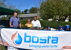 Kevin Van Neste (l), Sofie Van der Stuyft (m) en Marijn van Lieshout (r) van Bosta bieden materialen aan voor irrigatie en waterrecuperatie. 