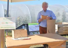 Ed de Haan van Gilgo toont op de netwerkdag het crêpepapier dat als alternatief voor landbouwfolie gebruikt kan worden. "Het crêpepapier kan gewoon ondergeploegd worden. Na een paar maanden is het dan gecomposteerd."