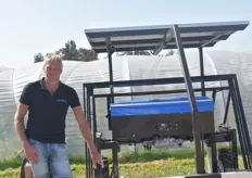 Paul Andela toont de Solar Weeder. Paul: "Op de Solar Weeder kun je liggen om te planten en onkruid te wieden. Dit is eigenlijk een vervanging van kruipen. Hij werkt op zonne-energie." 