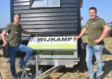 Lars van de Bovenkamp (links) en Rico Wijngerangs (rechts) van WijKamp Farming Solutions tonen hun mobiele kippenkar op de netwerkdag. "Wij komen hier vooral ons verhaal vertellen." 