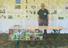 Marc Geens van de Kruisbessen Proeftuin vertelt bezoekers op de netwerkdag over het aanbod klein fruit en de bijzondere soorten die ze telen in de proeftuin. 