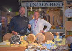 Lindenhoff biedt onder andere bio-groenten en bio-kazen aan. Links: Evert Schönhage, rechts: Maarten van Zanten.