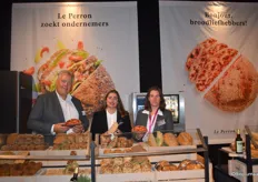 Le Perron toont op Gastvrij Rotterdam drie nieuwe broodsoorten: brood met bietjes, brood met wortel, anijs en hazelnoot en brood met bierborstel. V.l.n.r.: Ruud Booij, Lianne Schonewille en Veronique Simons.