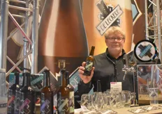 Eric Odenwald van De Leckere toont twee alcoholarme bio-bieren: een weizen en een IPA.