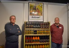 Herman van Grondelle (links) en Anton Christiaans (rechts) van Delizum/Bio Bravo tonen hun biologische en glutenvrije vruchtensappen op de vakbeurs. 