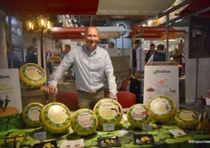 Ard van Gaalen van Biostee met de biologische kazen. De nieuwste kaas is de peperkaas. Daarnaast is de kas met truffel ook recent en heel populair. 