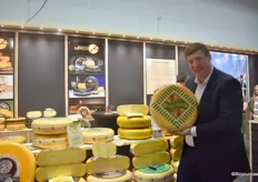 Evert Ammeraal van Kaashandel Remijn toont hier de biologische A2A2-kaas, die geschikt is voor mensen met een koemelkeiwitallergie. 