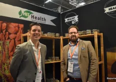 Joep Rooijakkers (links) en Frank Reijnen (rechts) van Health Ingredients Trading hebben nieuwe producten meegenomen naar de beurs: de Healthy Disc. “Dit is een natuurlijke disc van gedroogd fruit, het is een vervanging van repen.”