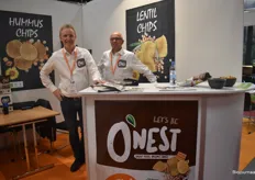 Jos de Moor (links) en Willem de Kanter (rechts) van O’Nest hebben hun chips meegenomen naar de beurs. “Deze producten zijn nieuw in Scandinavië. We hebben drie varianten: kikkererwten, linzen en quinoa. We zijn ook bezig met nieuwe producten.”