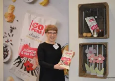 Katharina Haack toont bij Yellow Chips de nieuwste Go Pure-chips met de smaak Hibiscus en seasalt.    