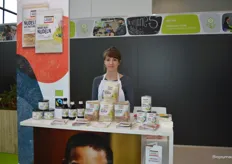 Anna stond namens Fairtrade Original op de beurs, haar Nederlandse collega's waren even niet in de buurt. Nieuw zijn de rijstnoedels. "Deze zijn nu ook biologisch. Steeds meer van onze bestaande leveranciers en producenten schakelen met onze hulp om naar de biologische werkwijze."