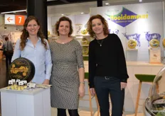 Marije ten Berge, Miriam Stutz en Joke Heerema staan achter de nieuwste creatie van Hooidammer in de stand van Kaasmakerij Henri Willig. Deze kaas is het eerste product in de nieuwe Hooidammer Supreme-lijn. 