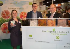 Meeke Janssens, Aart Broek en Fred van Tienen zijn bij The Organic Factory zichtbaar trots op de nieuwste EcoSweets: Bio Chocolade Confetti. 