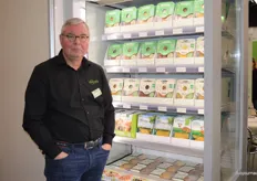 Remko Vogelenzang met achter hem diverse bio-vleesvervangers van Vegafit. 