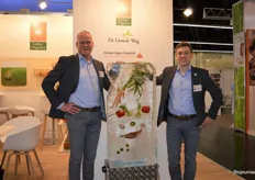 Edwin From en Geert Peek met tussen hen in het opvallende ijsblok. Edwin: "Hiermee willen we op een originele manier onze diepvriesproducten promoten. Het presenteert de groenten heel mooi."