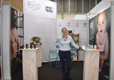 Esther Keddeman showt de producten van Petit en Jolie. Het nieuwste stokpaardje van het bedrijf is de productlijn Kaerel.