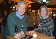 Michel Witmer (Groen Agro Control) nuttigt een drankje met Annemarie Kruize van De Bolster. 