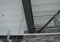 Deze poedercoating heeft een geluidsdempende werking (links is het plafond al wel voorzien van de coating, aan de rechterkant nog niet).