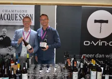 Mick Kooistra en Roel Helming met een deel van het bio-wijnaanbod bij Ovino. Mick: "Biologisch wordt steeds vanzelfsprekender, het is de hype voorbij."