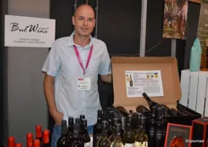 Toni Dimitrov liet de bezoekers kennismaken met Bulgaarse wijnen. "In Bulgarije maken wijnboeren voornamelijk gebruik van inheemse rassen. Bulgarije is één van de oudste wijnlanden" 