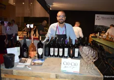 De biologische wijnen van het Italiaanse merk Ciù Ciù kregen een prominente plek in de stand van Mercato Italiano. Paolo Agostinelli vertelde onder meer over de bijzondere biologisch afbreekbare kurk, die wordt gewonnen uit een restproduct van rietsuiker.  