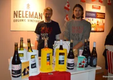 Neleman Organic Wine debuteerde op Gastvrij Rotterdam. Links Dennis van Haaren-Berens en rechts Frank Holswilder. Dennis: "We presenteren hier ons concept Wolk. Dit is een exclusieve bio-wijnlijn voor de horeca."  