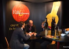 Fred ten Kroode (midden) in gesprek over de olijfoliën van Valderrama.