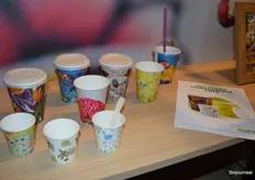 Gespot bij Duni: Composteerbare koffiebekers die voorzien zijn van allerlei kunstwerken. Het concept van de Bio Cup Artseries bevat thematische kunstwerken van diverse kunstenaars en deze wisselen om de 8 weken. 