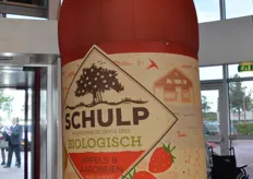 De biologische vruchtensappen van Schulp waren prominent aanwezig bij de entree.