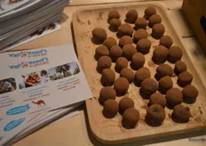 Arez: "Dit zijn truffels gemaakt van onze dadels met cacaoboter en cacaopoeder." 