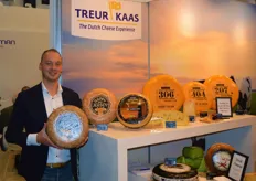 Eduard Treur, de derde generatie Treur bij Treur Kaas. Eduard poseert naast de prijswinnende Happy mrs Jersey kaas.  