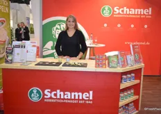 Schamel Meerrettich is een oeroud Duits bedrijf en vindt zijn wortels in het hart van Beieren. Het familiebedrijf bewijst met zijn tijd mee te gaan en presenteerde een aantal nieuwe producten uit bio-mierikswortel. Op de foto: Therese Reichold.