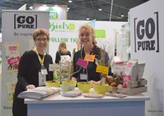 Katharina Haack en Renske Loefs met de Go Pure-chips bij Yellow Chips. Renske is sinds deze zomer in dienst bij Yellow Chips. 