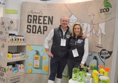 Marcel Belt en Jacomiene Blok van Green Soap Company. Zij staan met verschillende producten uit het assortiment voor het werven van nieuwe klanten.