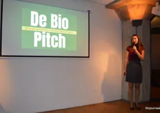 Esther Molenwijk heet iedereen welkom bij de BioPitch die wederom voorafgaand aan de daadwerkelijke borrel gehouden werd.