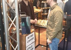 Favorite Foods stond met de nitro koffie machine met biologische koffie van Bocca uit Honduras op de Horecava. Op de foto zie je Wieger Rupert in gesprek met een bezoeker.