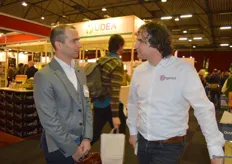 Bezoeker Paul van Schijndel (Rhumveld Winter & Konijn) in gesprek met Sandy Vree (IDorganics).