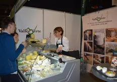Ingeborg Goepel bij Vallée Verte. Zij liet van allerlei soorten biologische kaas proeven. 