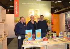 Benny van Heusden, Gertruud Kieft en Pieterjan Kok bij Machandel. Op de voorgrond zijn de twee producten zichtbaar die genomineerd waren voor de Bio-productverkiezing (Hollandse Demeter Augurken en zuurkool met smaakjes). 