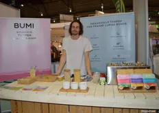 Florian Rath presenteerde de vernieuwde look van Bumi Organics. "Hiermee willen we nog meer opvallen in het schap en op de verpakking laten we zien wat de consument met ons product kan doen." Ze zijn ook bezig met groentespreads. 