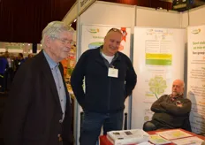 In het midden: Roelf Havinga van Team Ecosys. Hij kreeg Wilbrord Braakman op bezoek (links). Roelf: "De bodemvruchtbaarheid gaat op zijn kant, we gaan naar totaalvoeding." 