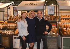 Nanny van Ool, Gudrun Kummerer en Robert Lok zijn zichtbaar trots op de nieuwe huisstijl en uitstraling van Bakkerij Verbeek. 