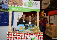 Susanne de Raaij en Lauren de Waard toonden de nieuwste producten van BioBite: Rauwe Water Kefir, Veggie Burgers en de BananaBar. "We hebben een heel goede dag achter de rug, staan op een superplek", vertelde Susanne. 