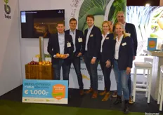 Bejo Zaden won met de plantui Boga de titel 'Biologische product van het jaar' in de categorie 'non-food'. Van links naar rechts: Joost Litjens, Bas Heineke, Emmelie van de Velde, Petra Burger en Robert Schilder.