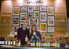 Dmitri Peters en Nathalie Dolman tonen bij JetDrinks nieuwe grote flessen van Walden (750 ml). Dmitri: "Deze willen we in maart introduceren, we bekijken hier of er interesse is vanuit de groothandels. We zien voor deze flessen namelijk ook kansen in de natuurvoedingswinkels." 