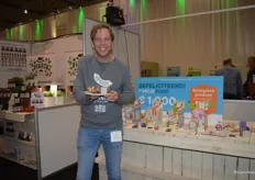 Erik van Gangelen van Brandplant toont het Beste bio-product van 2020: PLAYin CHOC, 'het duurzame kindersurprise ei'.