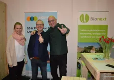 Heleen Klinkert en Michaël Wilde van Bionext op de foto met Aart van den Bos (Moringa Wize). 