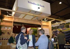 Thomas Schara geeft toelichting over de activiteiten van Triodos Bank. Rechts is het nieuwe pand te zien. 
