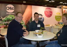 Bart Bos (midden) namens OTC Organics in gesprek met maatschap Kavelaars. 