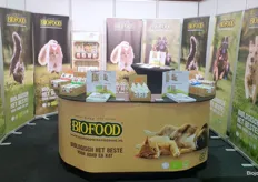 De stand van Bio Food diervoeding. Voor de eerste keer op de bio-beurs. De verpakkingen van Bio Food zijn gemaat van duurzame 'no waste' gerecycled mono materiaal. 